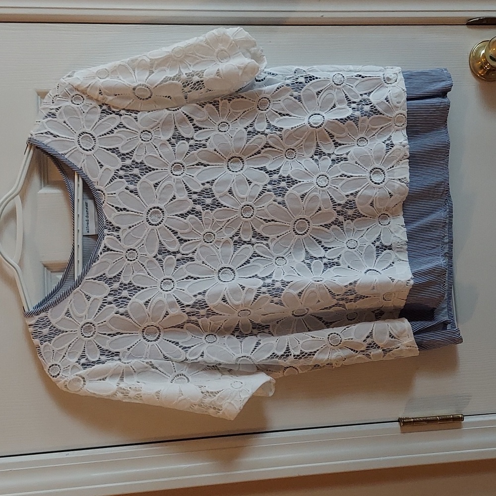 ALFRED DUNNER FLORAL LACE OVERLAY SHORT SLEEVED BLOUSE - PET LG  EUC